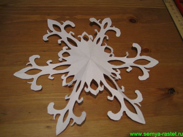 Снежинки из бумаги своими руками. Фото 17