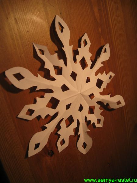 Снежинки из бумаги своими руками. Фото 24