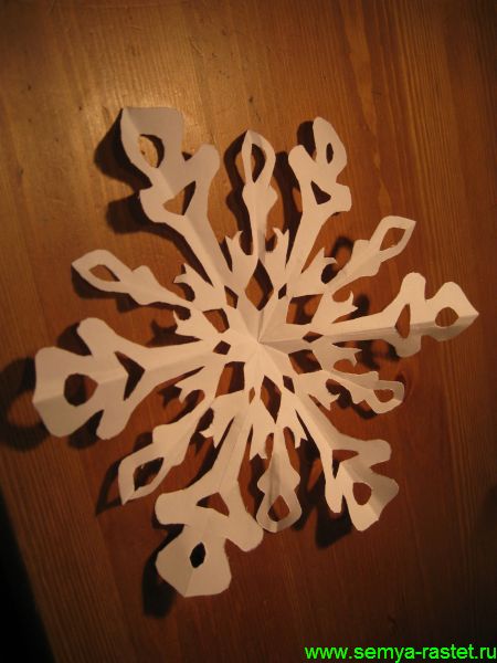 Снежинки из бумаги своими руками. Фото 25