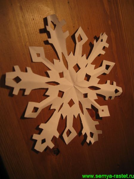 Снежинки из бумаги своими руками. Фото 26