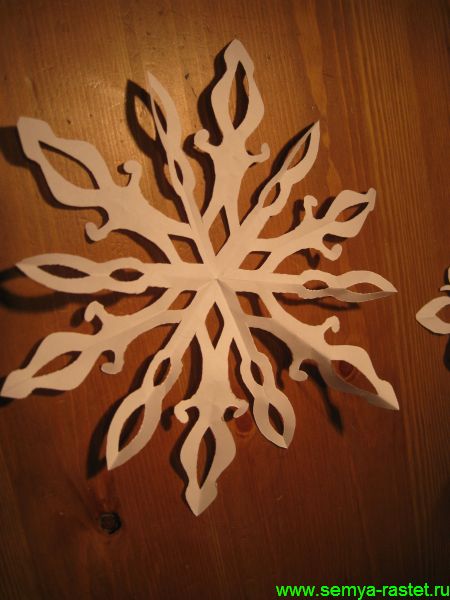 Снежинки из бумаги своими руками. Фото 27